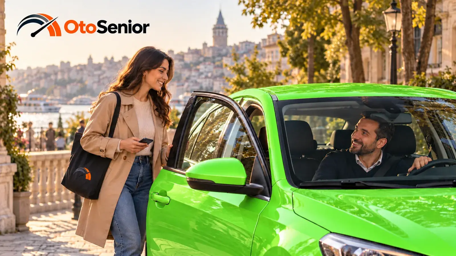 Galata manzaralı caddede yeşil otomobilin kapısını açan yolcu ve direksiyon başında gülümseyen sürücü