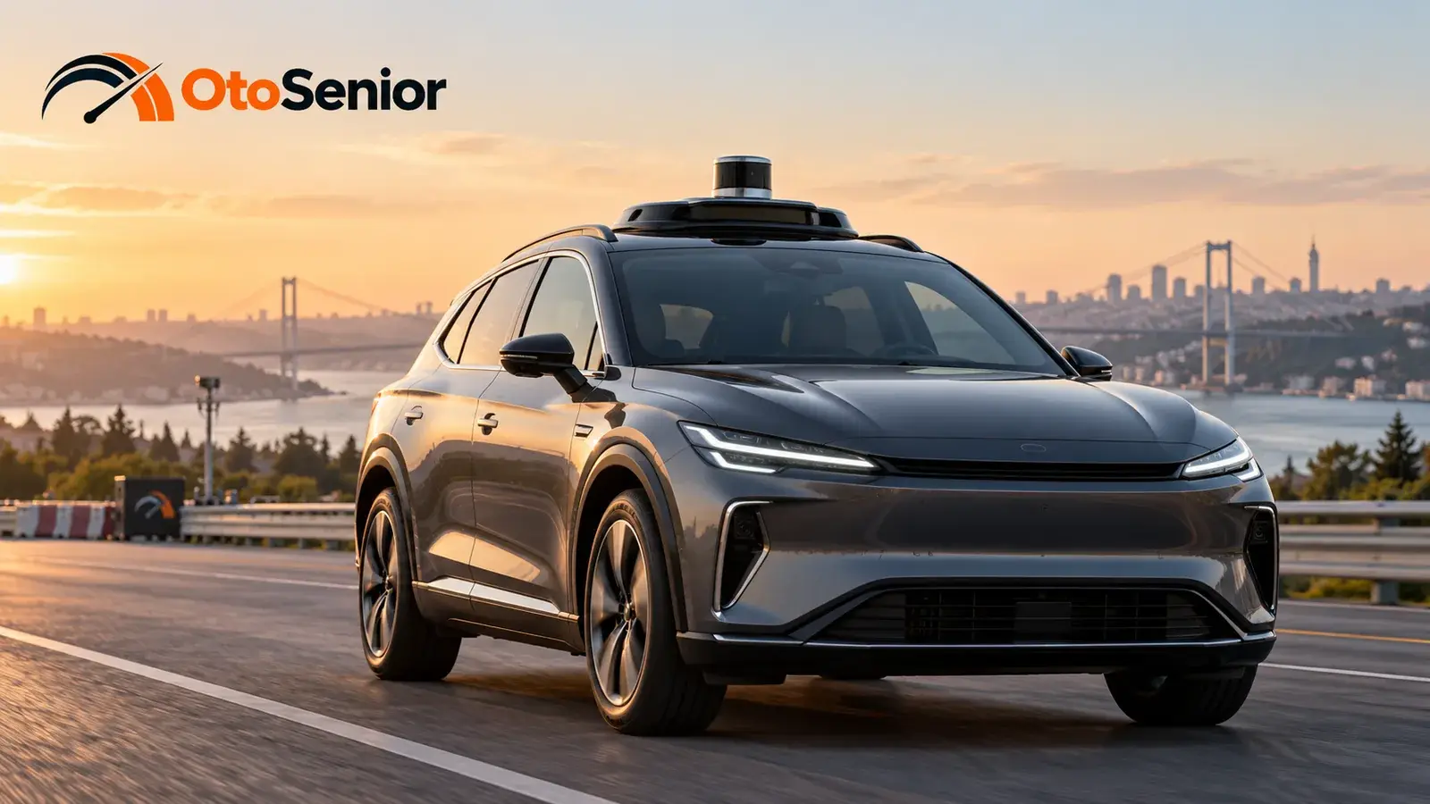Gün batımında Boğaz manzaralı yolda, tavanında lidar algılayıcısı bulunan grafit renkli elektrikli bir crossover